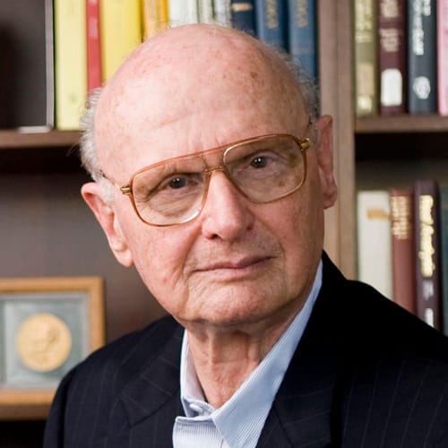 Harry Markowitz นั่งอยู่หน้าชั้นหนังสือ
